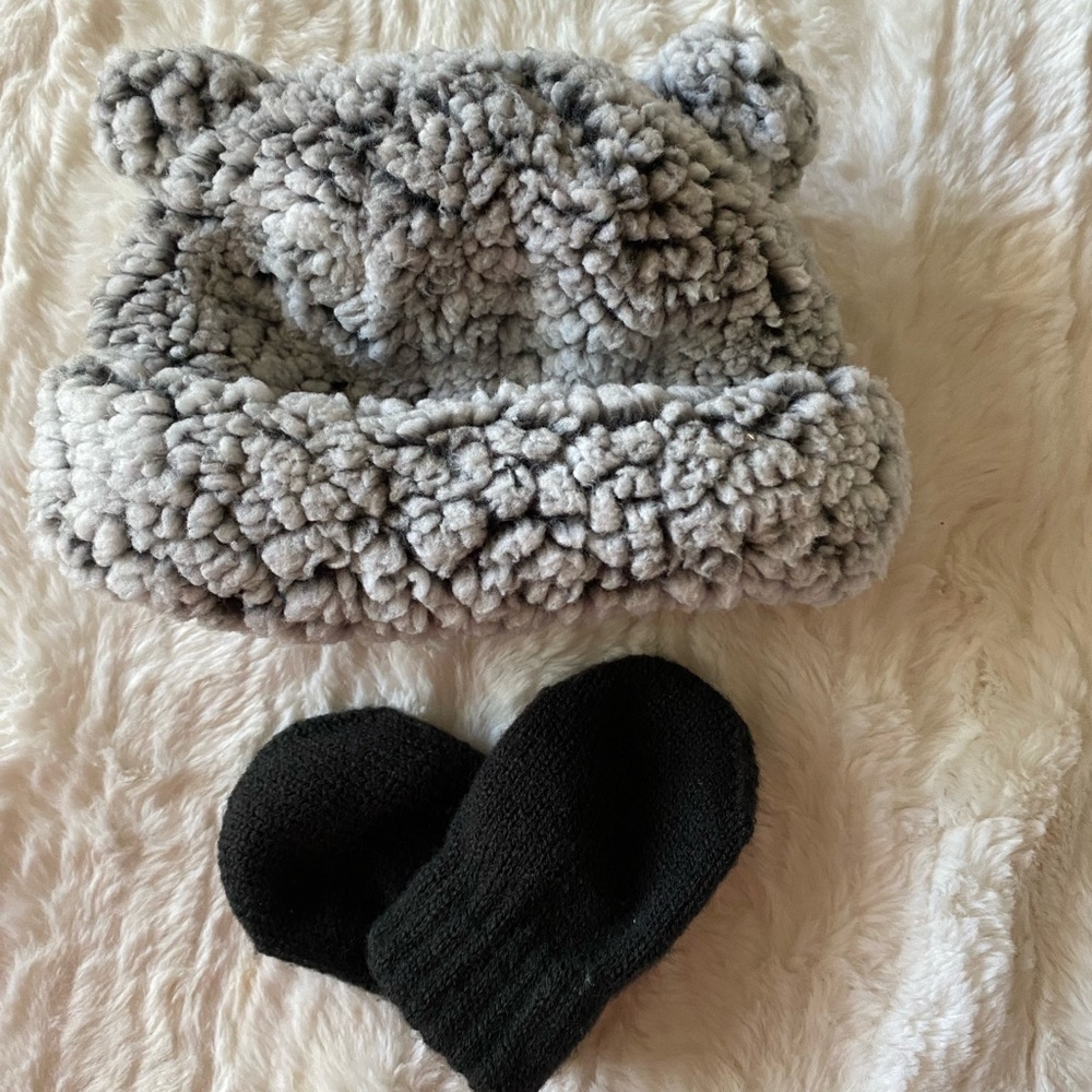 NWOT Baby Faux Shearling Hat and Mitten Set - Cat & Jack™ Gray
Newborn